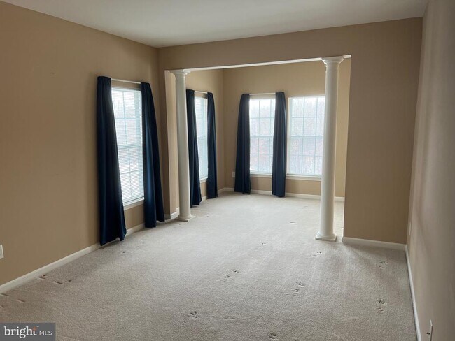 Building Photo - 812 Long Dr