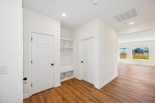 Building Photo - 105 Clearwater Dr