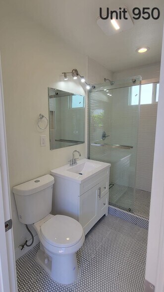 Building Photo - 950 N Kingsley Dr