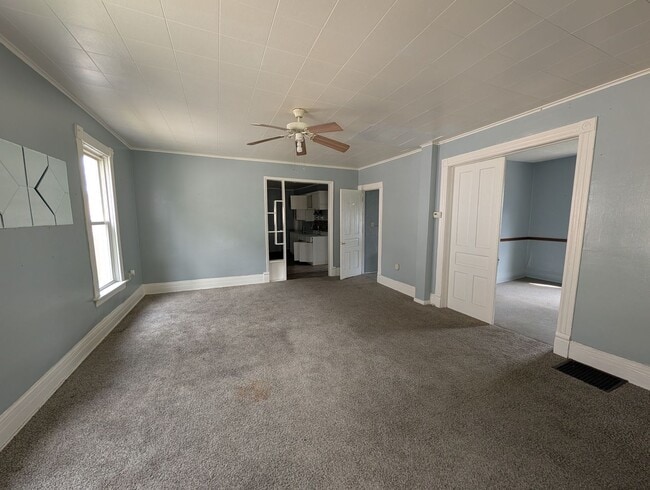 Building Photo - Spacious 1st floor apartment