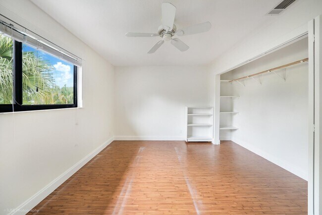 Building Photo - 525 Bayfront Dr