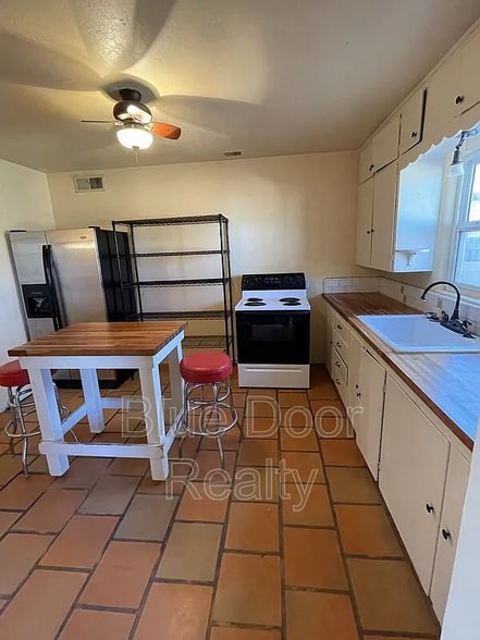 Building Photo - 1001 Jackson St SE