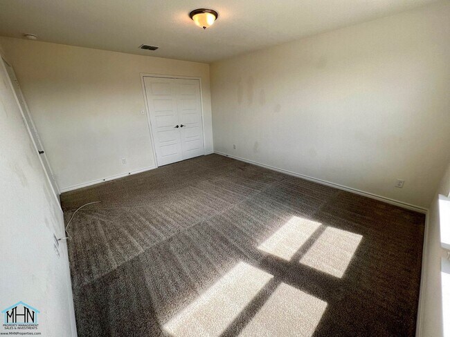 Building Photo - Beautiful 2-story 4 bed/2.5 bath home with...