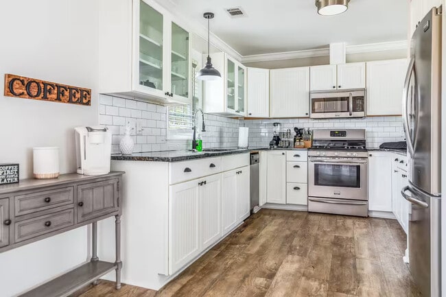 Building Photo - Horne Pl Main House