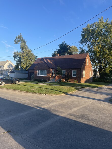 Showing main=level entrance - 711 7th Ave