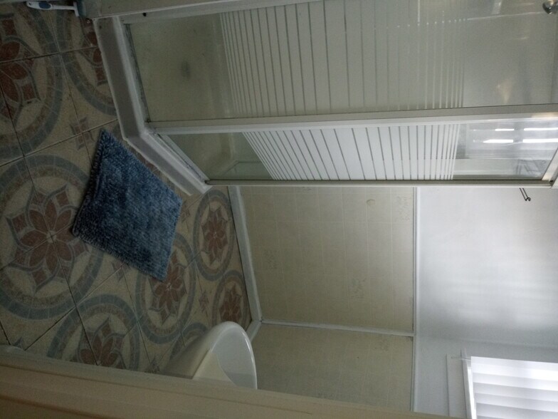 Building Photo - 520 Lawrence Ave