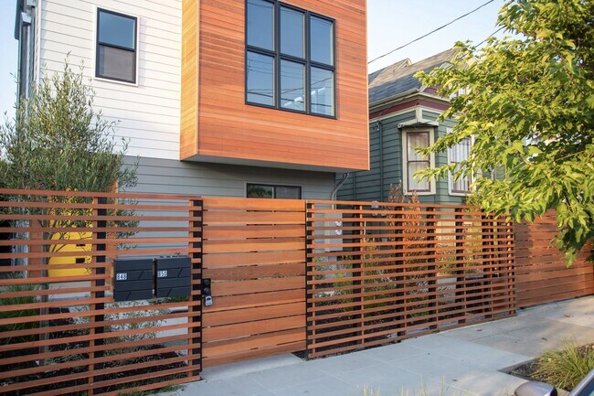 Building Photo - 848 32nd St