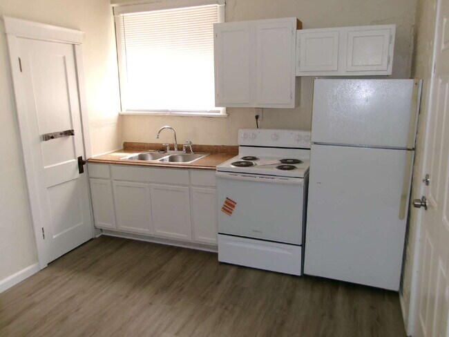 Building Photo - ** MOVE IN SPECIAL** First-Floor Unit with Hardwood Floors & Spacious Living Areas