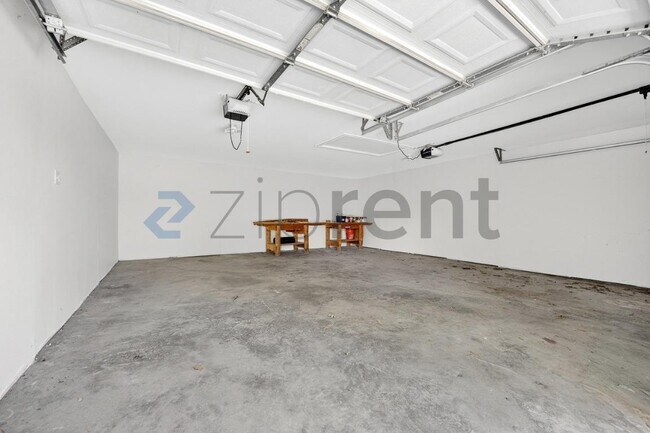 Building Photo - 3901 High Rd