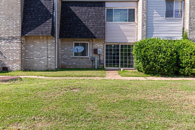 Building Photo - Renovated Condo in Norman!