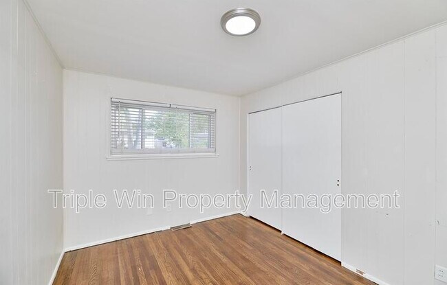 Building Photo - 803 Holiday Ave