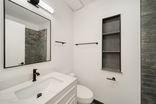 Building Photo - 1137 N Francisco Ave