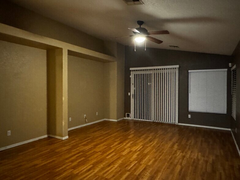 Building Photo - 10441 W Palm Ln