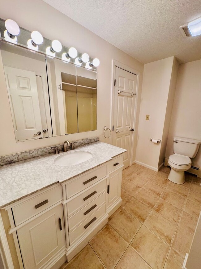 Building Photo - Wonderful 2 Bedroom, 1.5 bathroom condo w/...