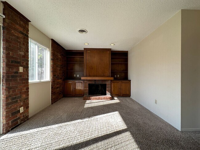 Building Photo - * Move-In Special * * Water Paid ; Washer/...
