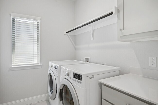 Building Photo - 7207 Daytona Mews