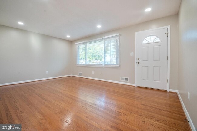 Building Photo - 1909 Pagham Rd