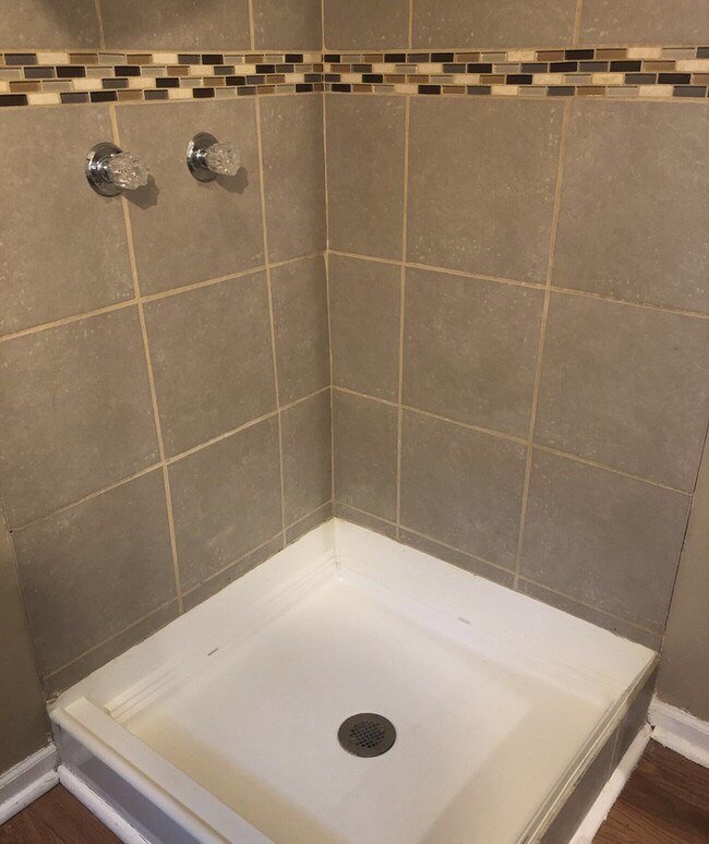 Building Photo - Gorgeous South KC Split Level