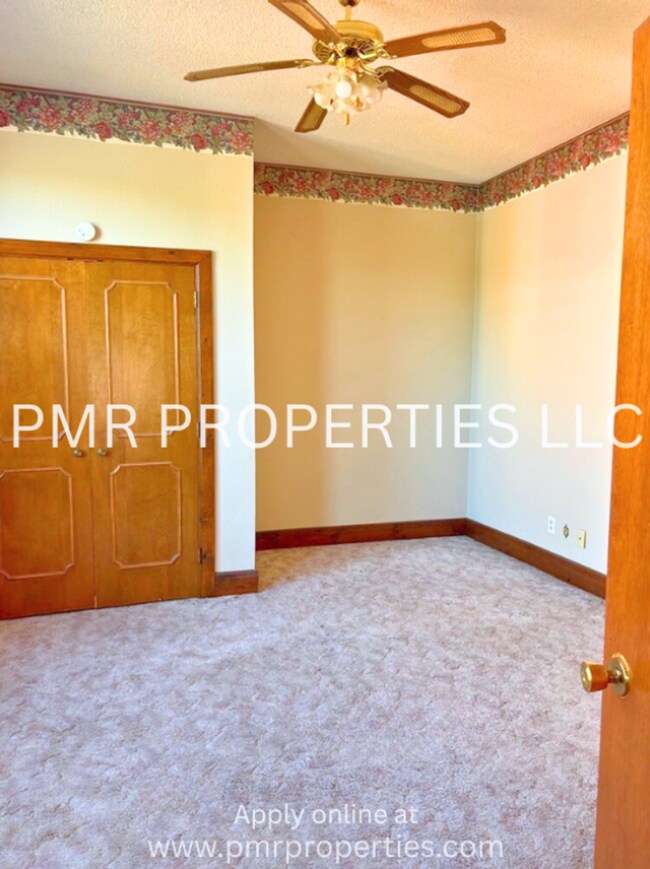 Building Photo - Red Oak Apartments