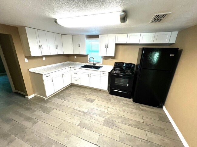 Building Photo - 2036 S Roosevelt Rd 6