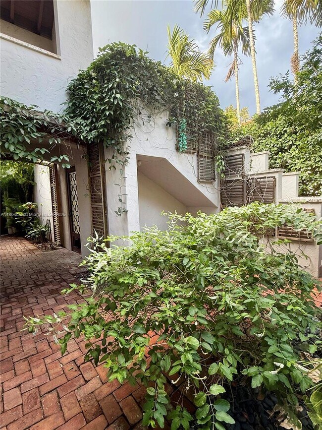 Building Photo - 455 Amalfi Ave