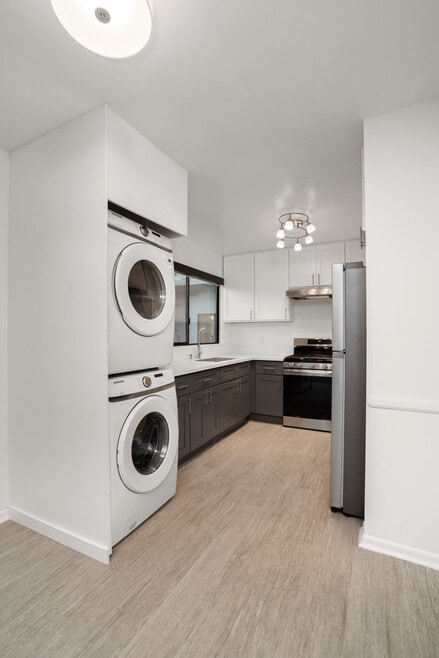 Building Photo - 2033 N Beachwood Drive