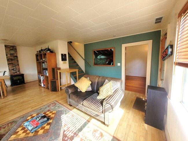 Building Photo - Charming Three Bedroom Home with Large Fen...