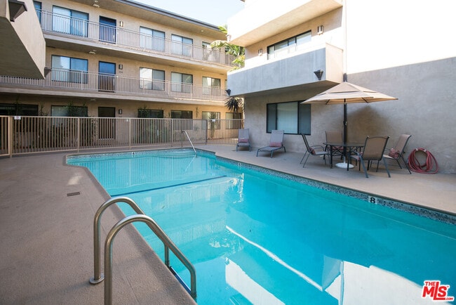 Building Photo - 931 N Alfred St