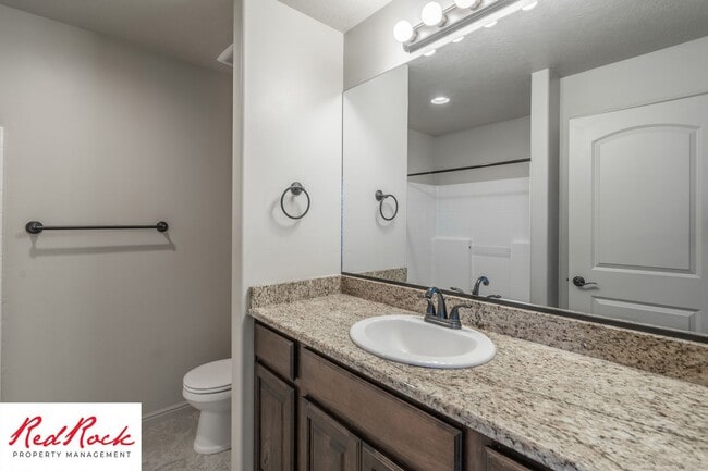 Building Photo - Lovely townhome with Community Pool!