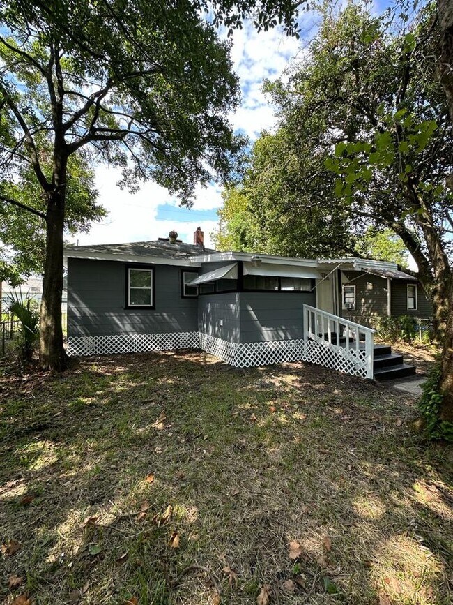 Building Photo - Fully Renovated 2/1 + Bonus Room Single Family Available Now!