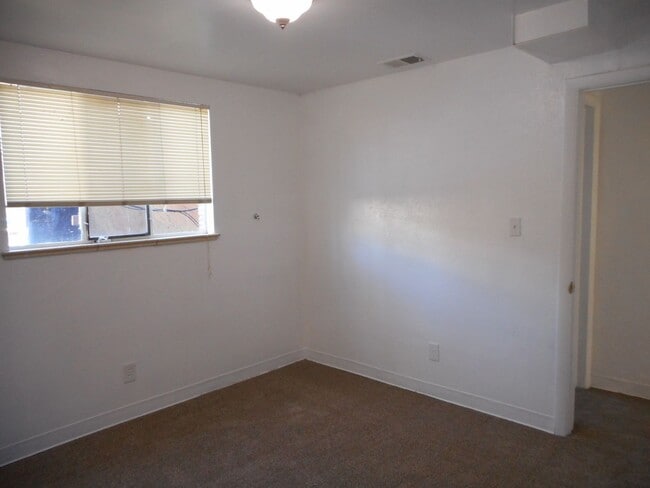 Building Photo - Cozy 2 Bed, 1 Bath just one block off Broadway