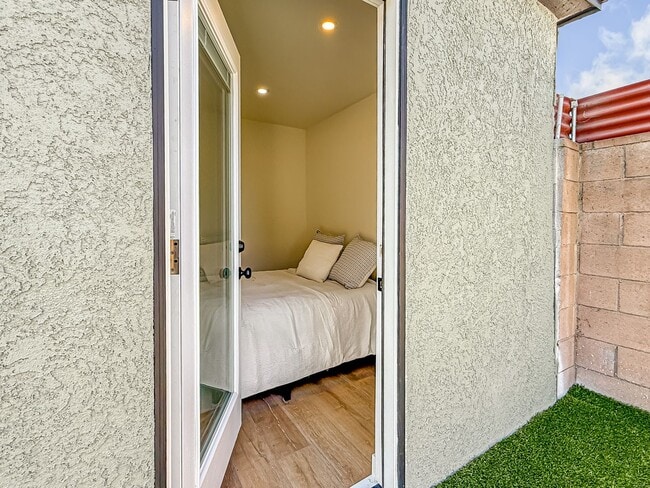 Building Photo - Pet friendly 1+1 w/dishwasher + in-unit laundry available!