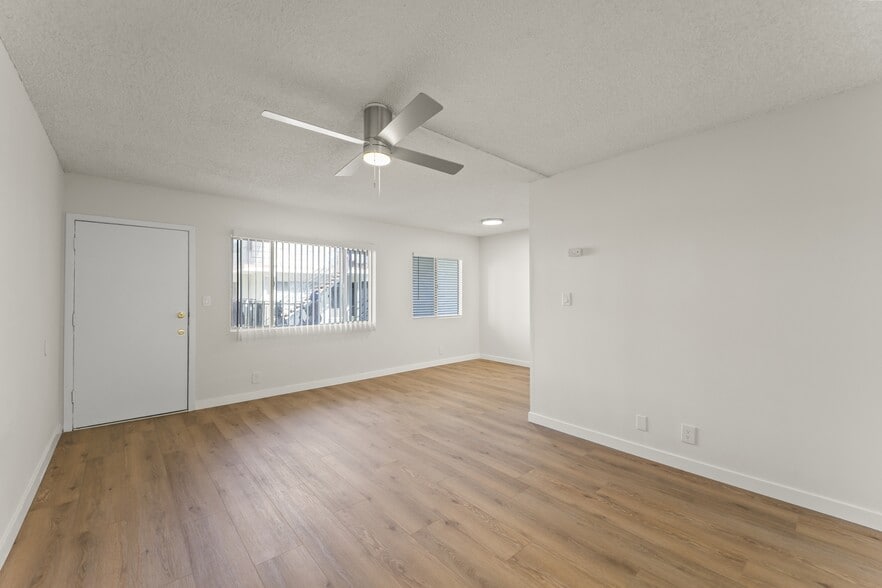 Building Photo - 3205 W 60th St
