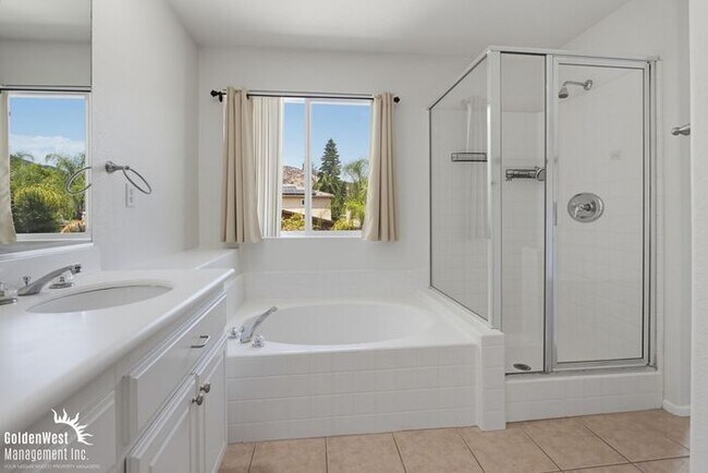 Building Photo - Bright & Spacious 4Bdm and 3Ba Home in Escondido!