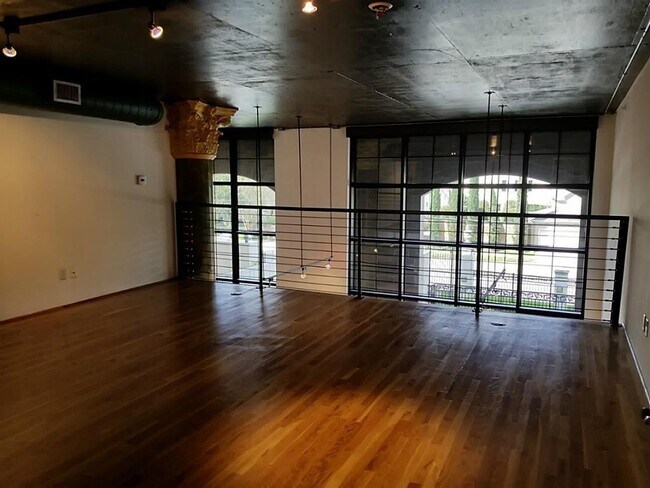 Building Photo - 1005 S Shepherd Dr