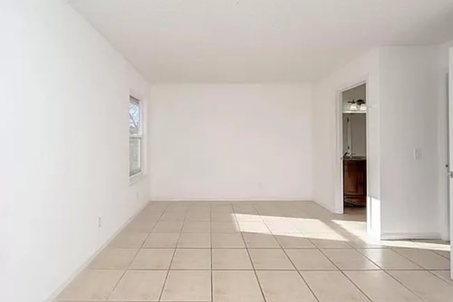 Building Photo - Charming 2-Bedroom Apartment with Updated ...