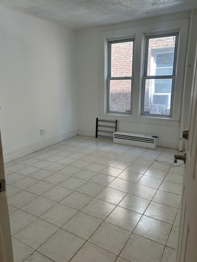 Building Photo - 909 Arnow Ave
