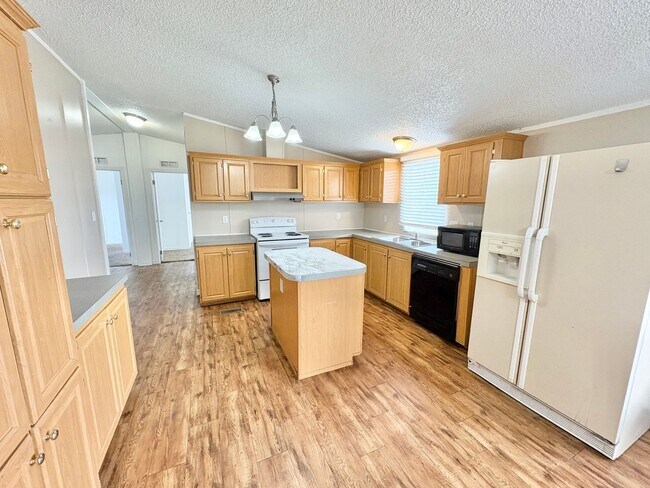 Building Photo - *AVAILABLE NOW* An absolute must see!  5 bedrooms, 3 baths in Burnet, TX.