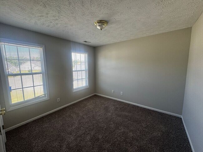 Building Photo - Spacious 3 Bedroom, 2.5 Bath Home with Bon...