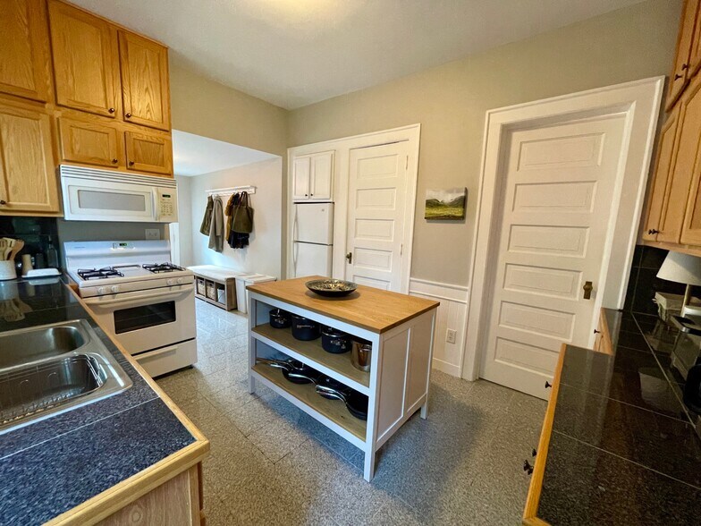 kitchen - 735 Livingston Ave NE