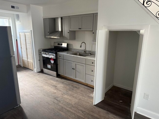 Building Photo - 2417 Pacific Ave