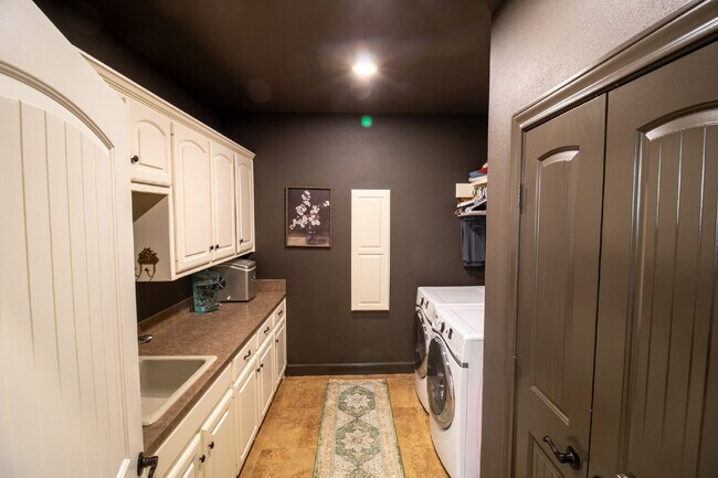 Building Photo - Luxury Living in Preston Manor