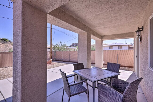 Building Photo - 2447 Rio Dr