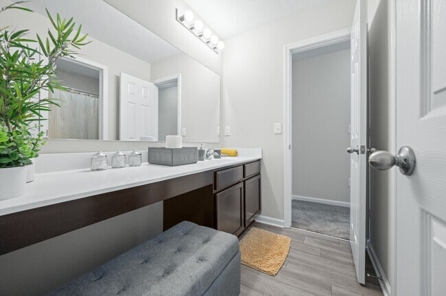 Building Photo - 4007 Woodview Dr