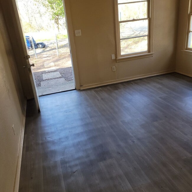 Building Photo - cute 2br 1 bath house.  recently updated