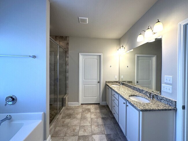 Building Photo - Gorgeous & Spacious