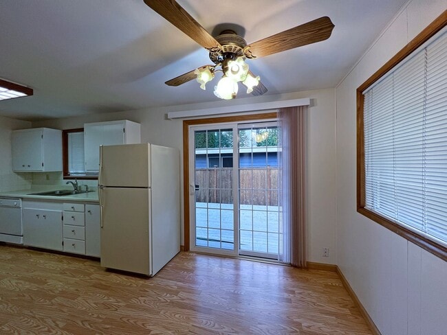 Building Photo - Adorable Three Bedrooom in Edgewood