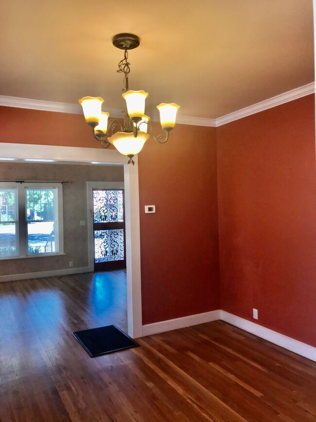 Building Photo - 4 Bedroom, 2 Bath in Sunset Terrace!
