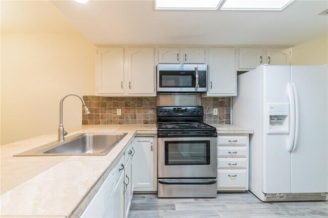 Building Photo - 7211 Lakewood Dr