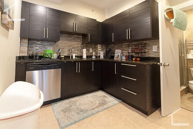 Building Photo - Beautiful & Renovated 2 bed in Brookline... Really Nice Listing!!